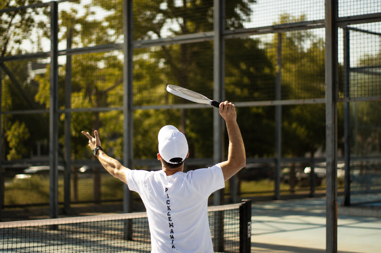 Jugadores en un entorno social durante un entrenamiento de pickleball